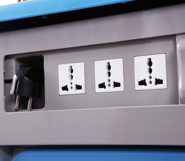 Multi-voltage AC outlets